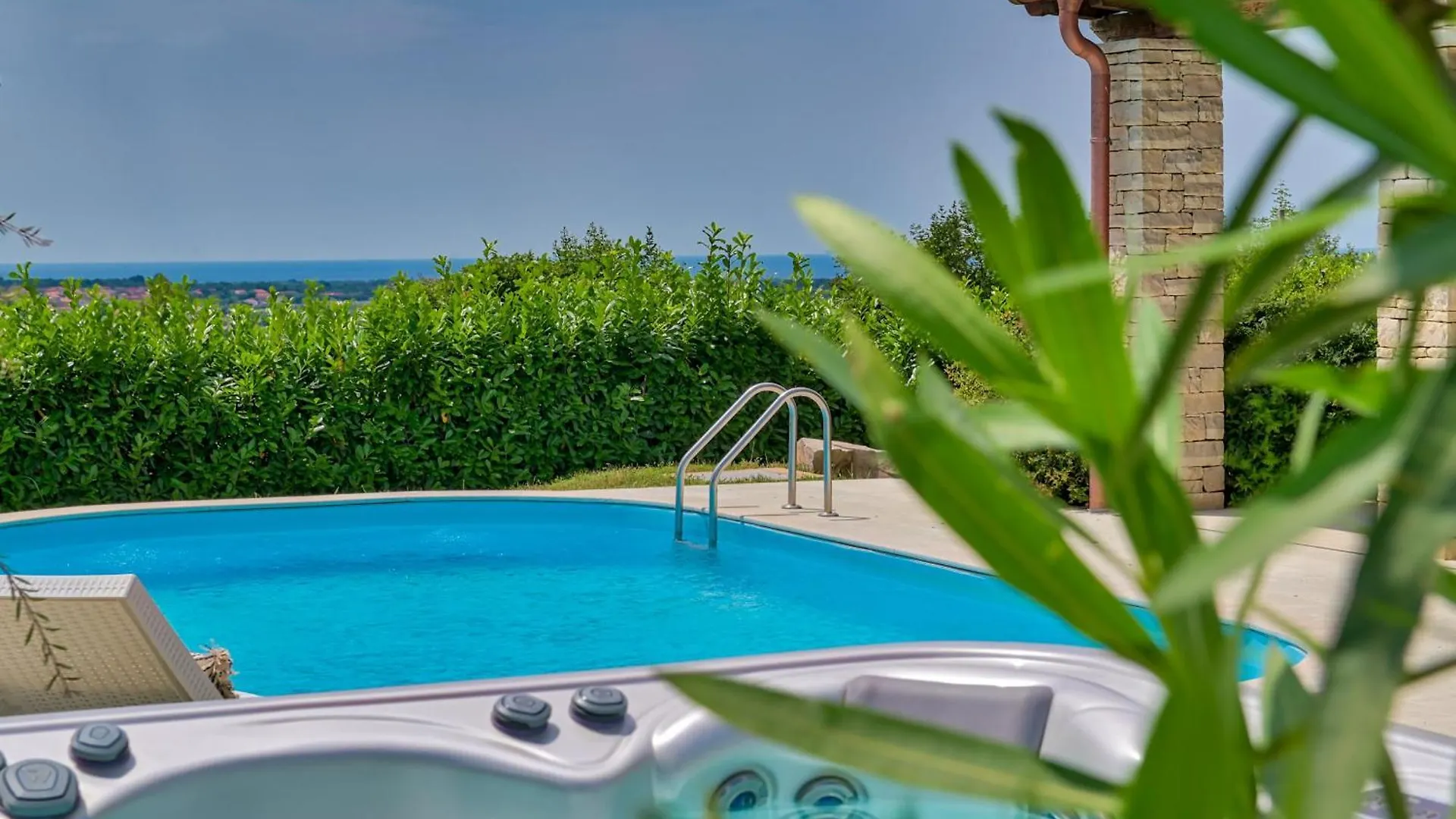 Villa Figlica For 6 People Near Umag With Private Pool, Jacuzzi & Sea View - Pet Friendly Vilanija